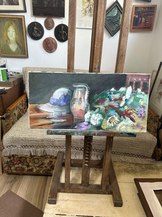 Natură statică cu pălărie